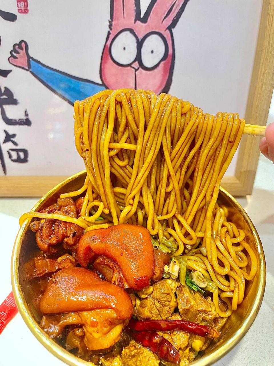 什么情况 07被老板的标语吸引～ 尊的5r两份粉 浇头自己看 77牛肉