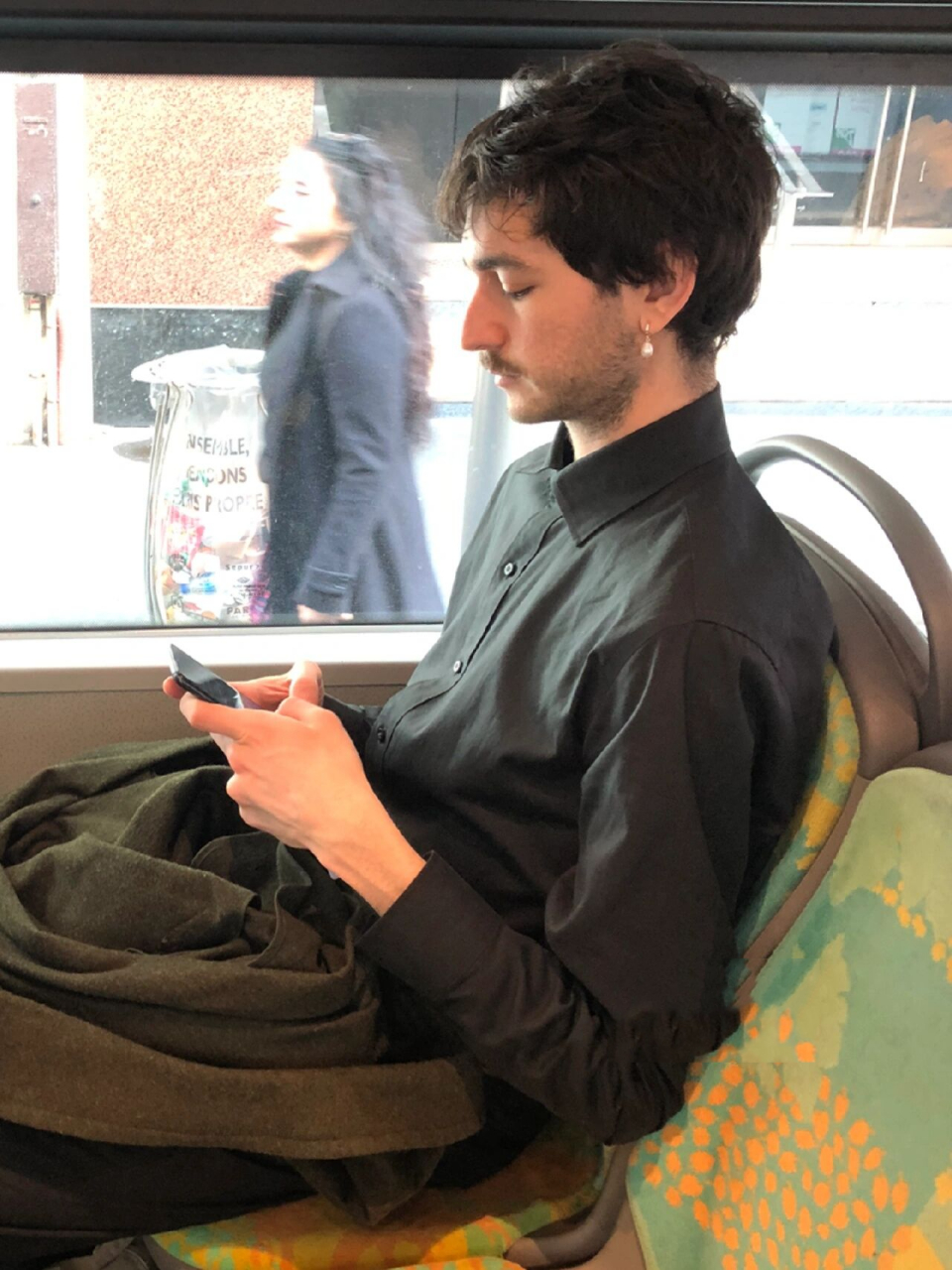 戴珍珠耳环的男孩 在巴黎的公共交通上 已经不止一次见过用珍珠饰品的