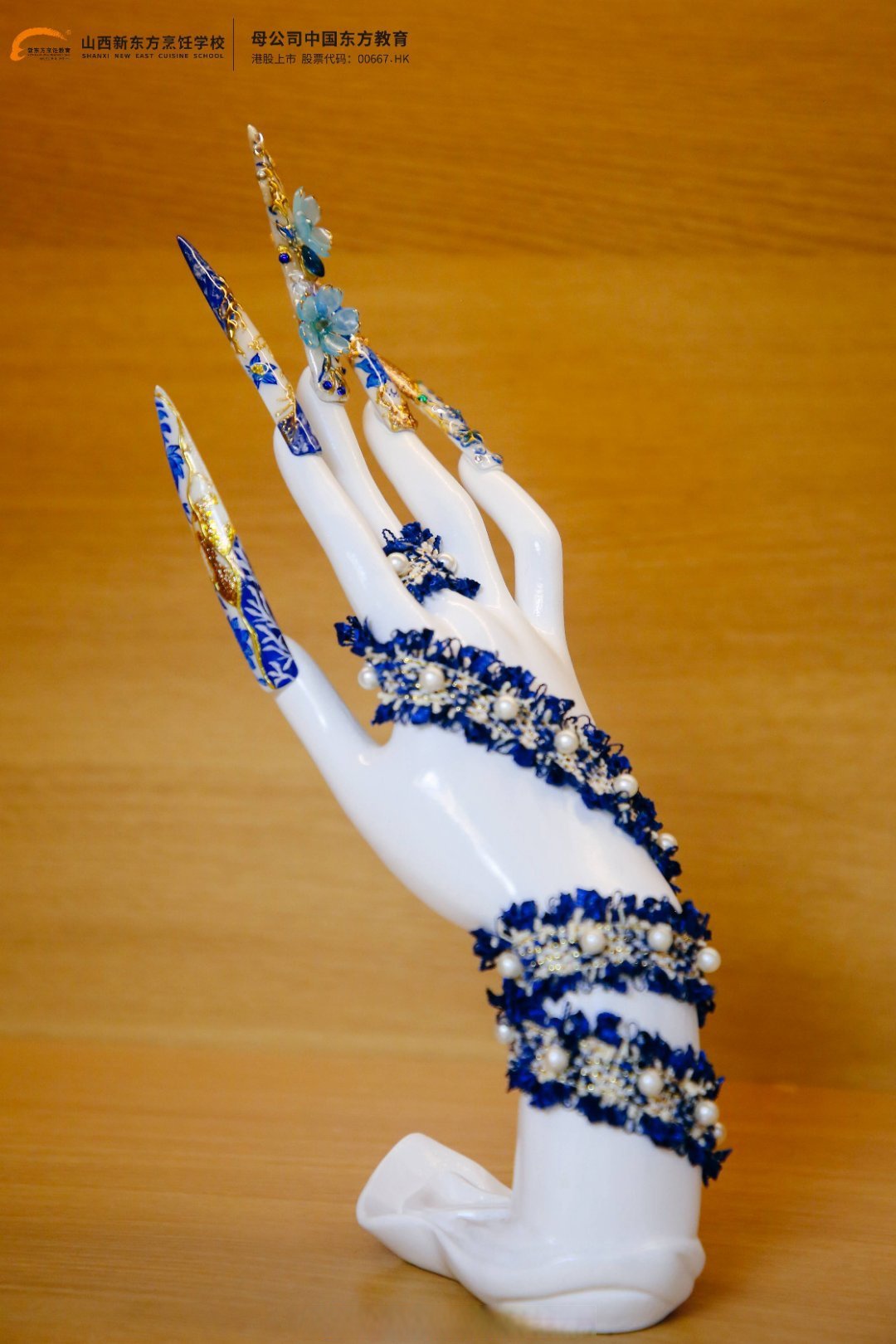 "指尖上的艺术,绽放个性魅力 每一抹色彩,都是心情的独白;每一片亮片