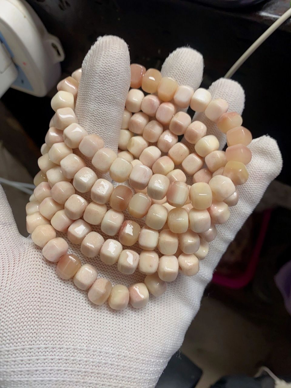 美,血色氧化,变暗变淡,最后变黄透玉化(玉化时间3年以上,不断盘玩不断