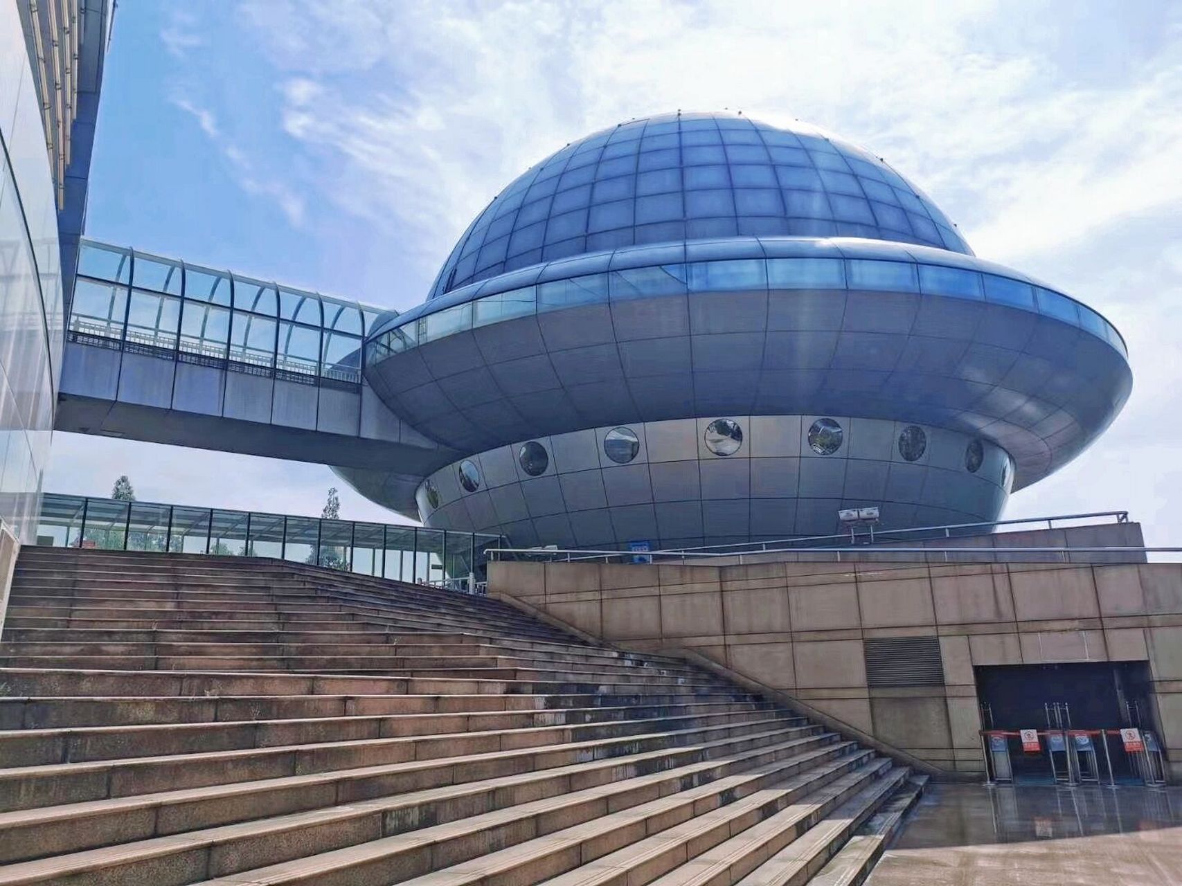 合肥周末溜娃—合肥科技馆 合肥科技馆,从外面看外形像飞碟一样,小