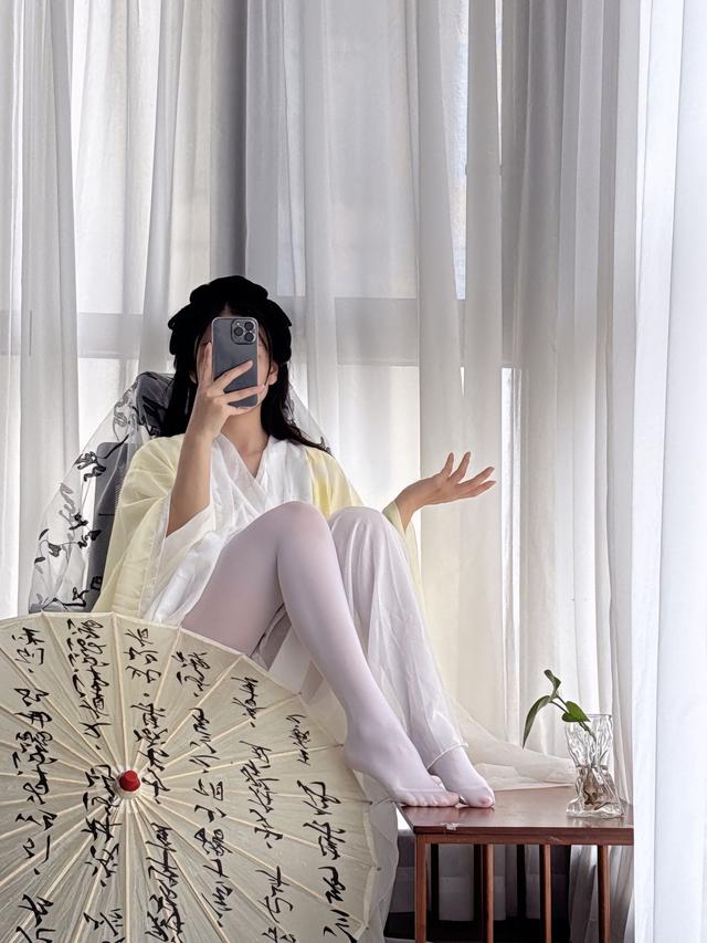 那黑色头饰,更显得她端庄秀丽.粉色丝袜配白色长袍,温柔又妩媚