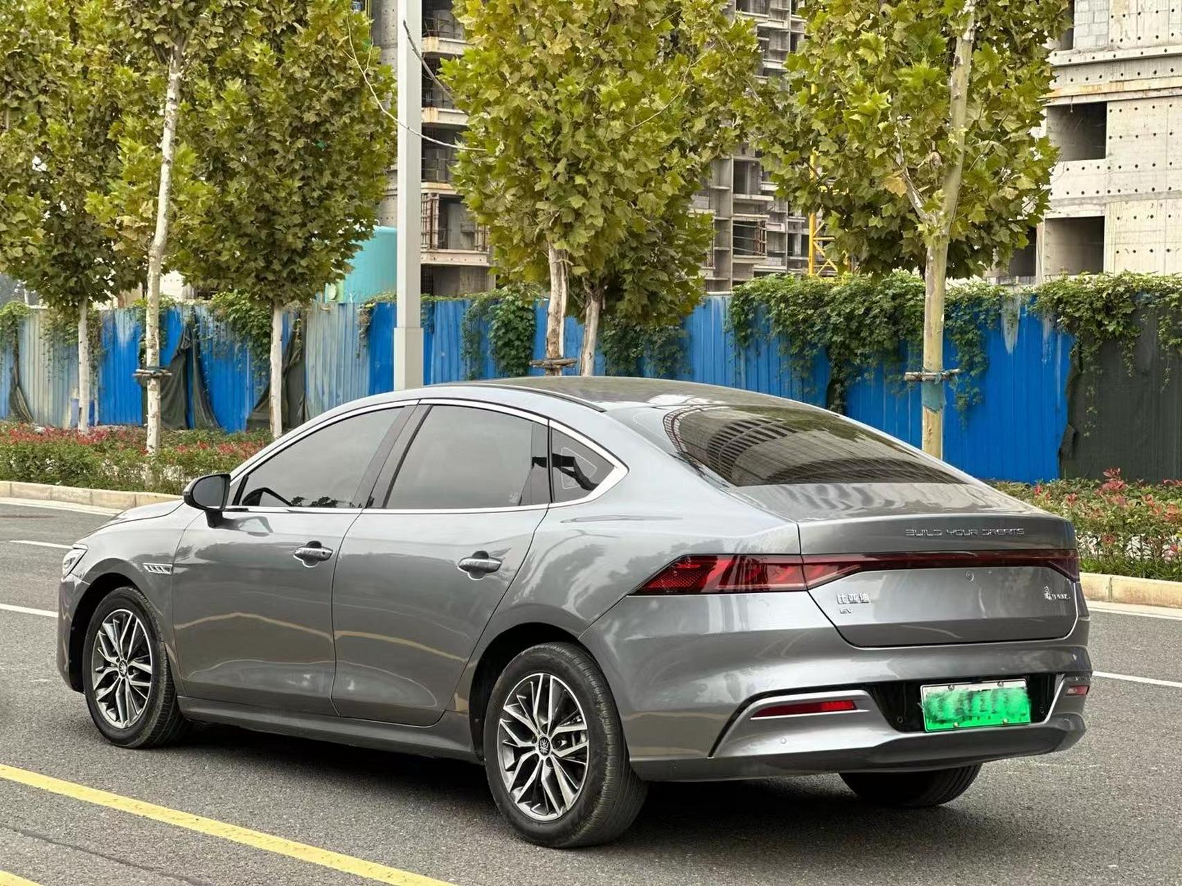 刚上牌没几个月,2022年底比亚迪秦plus ev500km顶配尊贵版 l2级驾驶
