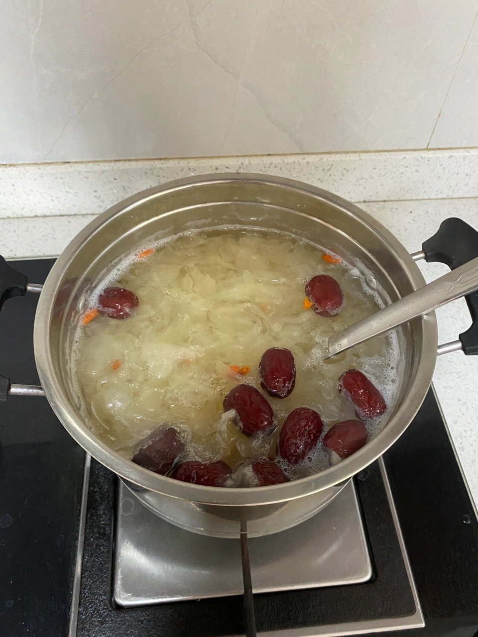 手把手教你熬银耳汤 材料:银耳,红枣,黄冰糖,枸杞 步骤: 1,冷水泡银耳