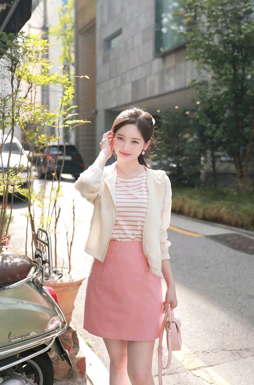 赵雪儿心中一阵冷笑,眼神中闪过一阵鄙夷,挪开了目光.