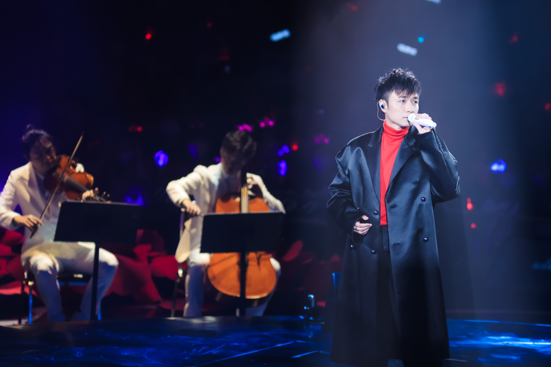 古巨基 在《张国荣继续宠爱·二十年·音乐会》上演唱歌曲《dear