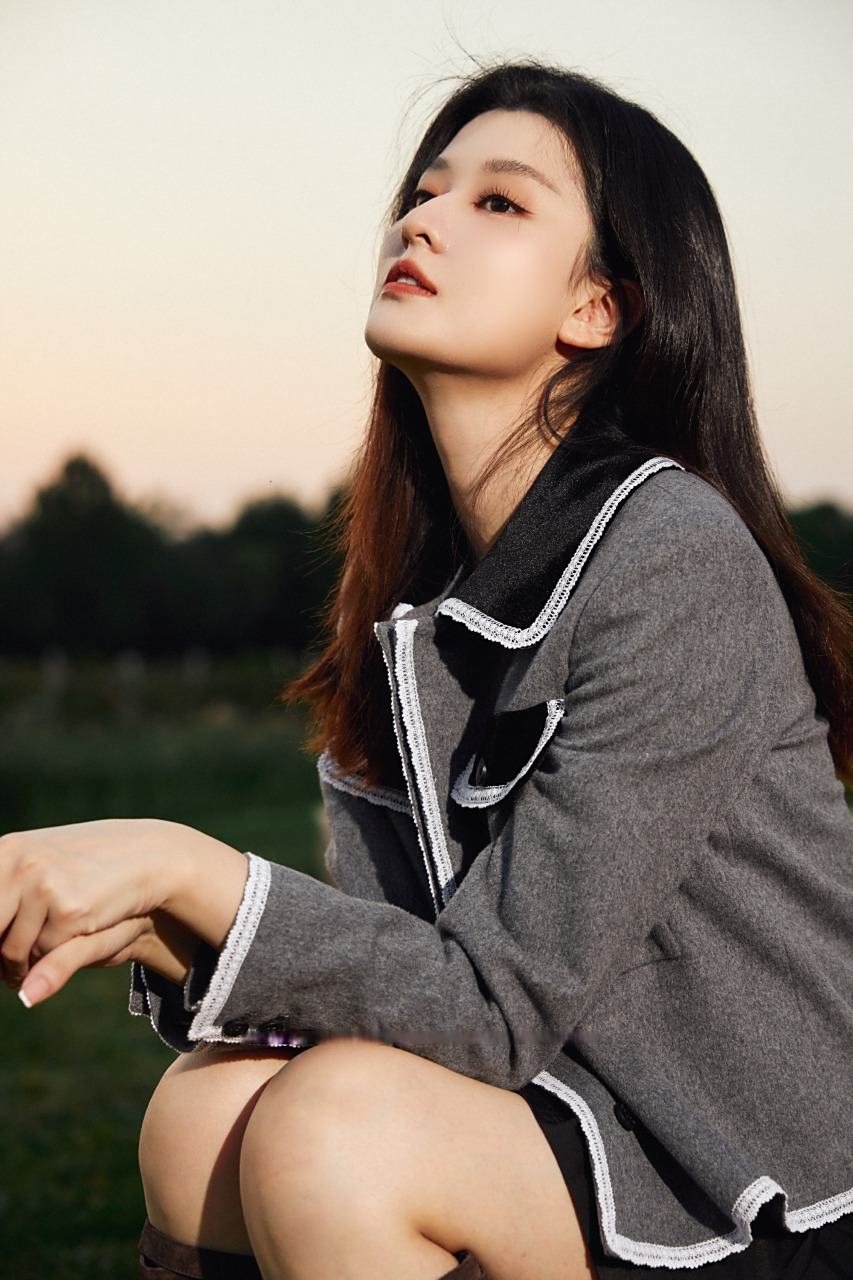 乔欣秋日写真大片:一身灰色西装,青春亮丽,甜美可人.