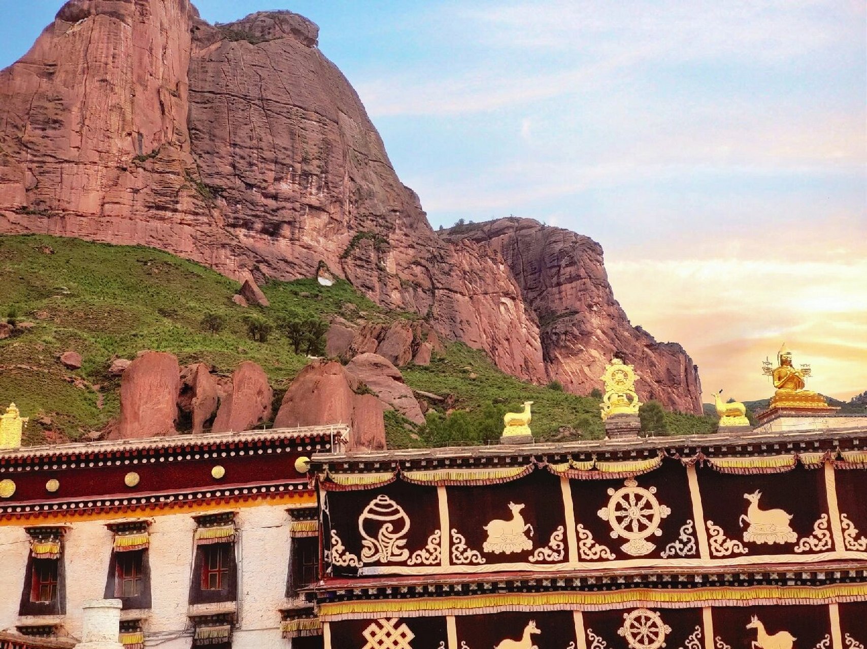 青海拉加寺 200多年历史的拉加寺 拉加寺建于1769年,位于青海玛沁县