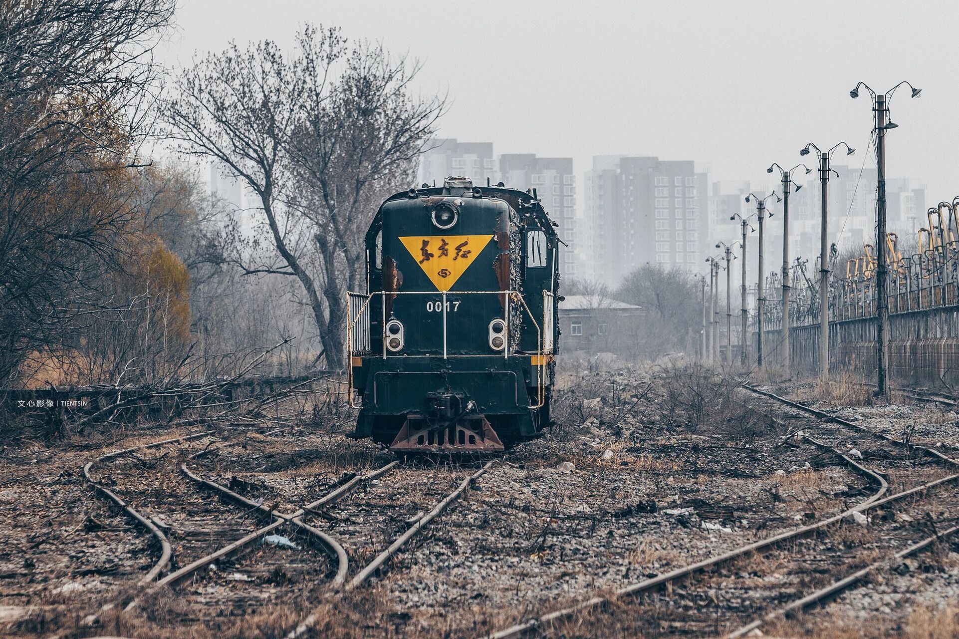 废弃的东方红5型内燃机车 0017 可惜厂区进不去了,哎,只能站外面拿
