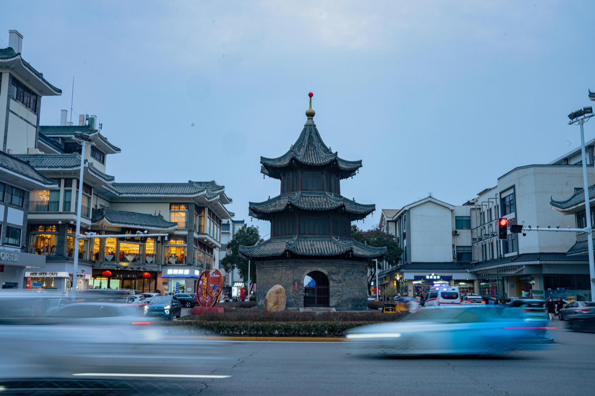 来到扬州的第一个目的地-东关街历史街区  春节期间到处都人满为患,没