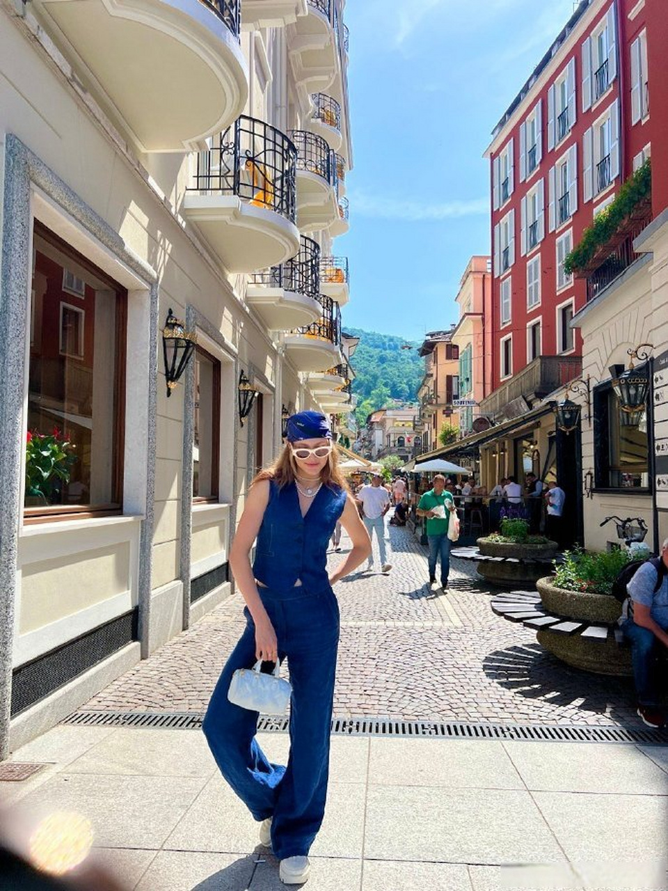 谷爱凌晒意大利游玩照  [照相机]青蛙公主爱凌晒出游玩美照,牛仔ootd