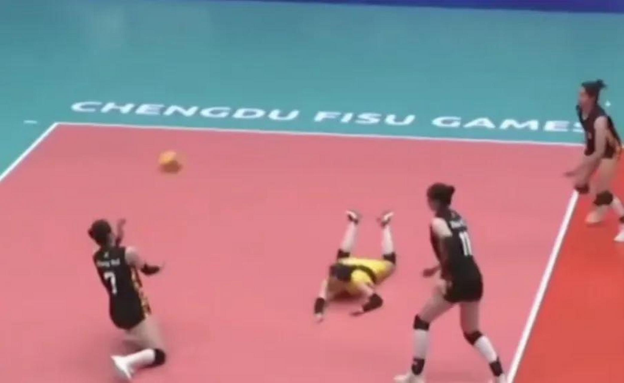 中国女排二队自由人许嘉楠,在大运会前两场比赛中发挥出色,多次创造