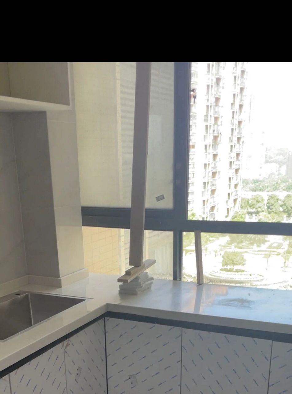 和落地窗衔接处,橱柜老板帮我用一块大理石把下面那截窗户遮起来了