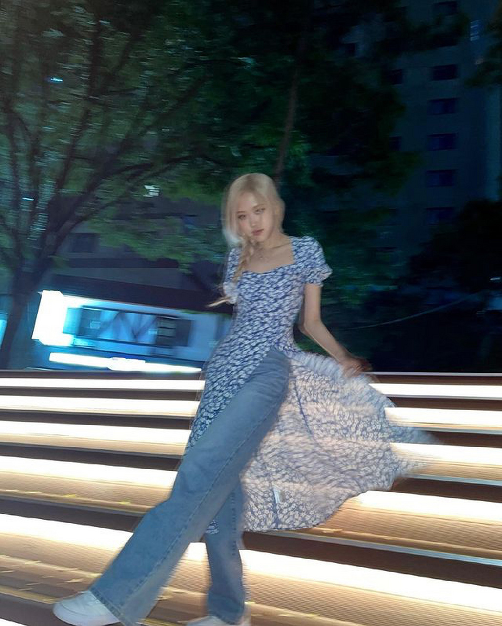 blackpink成员rose朴彩英拥有可爱脸蛋,绝美身材 青春又时尚,深受