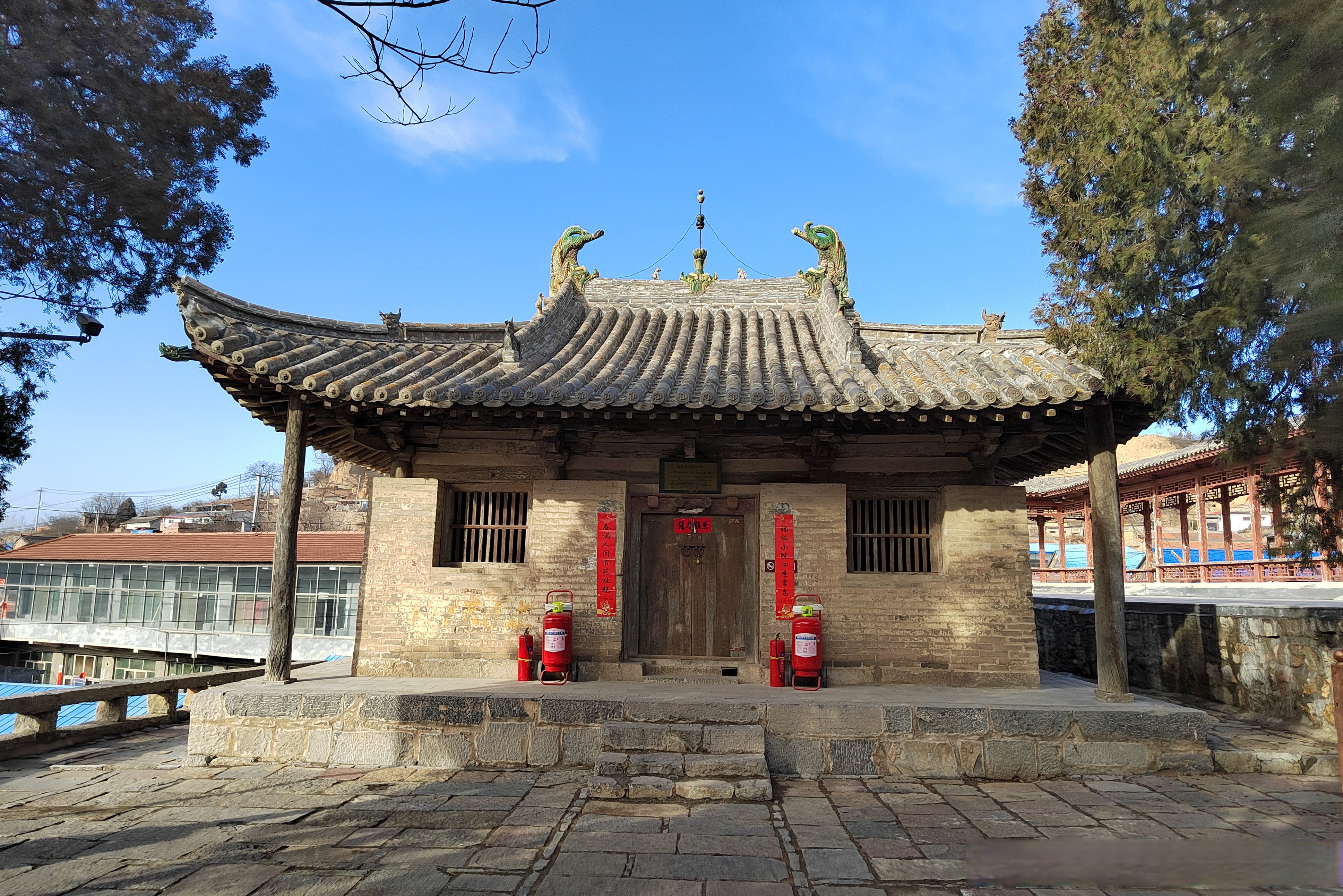 在山西省长治市平顺县北耽车乡王曲村内,有一座坛形的小山头,上面矗立