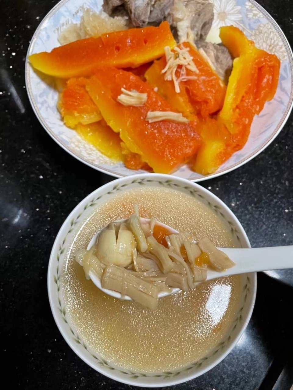 适合燥热的初秋 我家冰箱里最多的就是汤料和水果 煲个木瓜汤 清甜