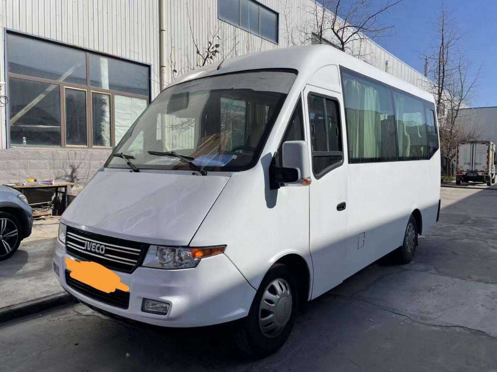 2018年依维柯18座中型客车 后双轮,柴油2.8国五