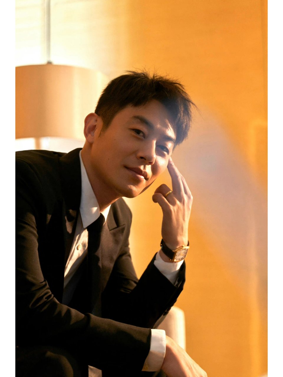 亚文演绎复古写真 当声音给演员带来更多关注,朱亚文向来是审慎的.