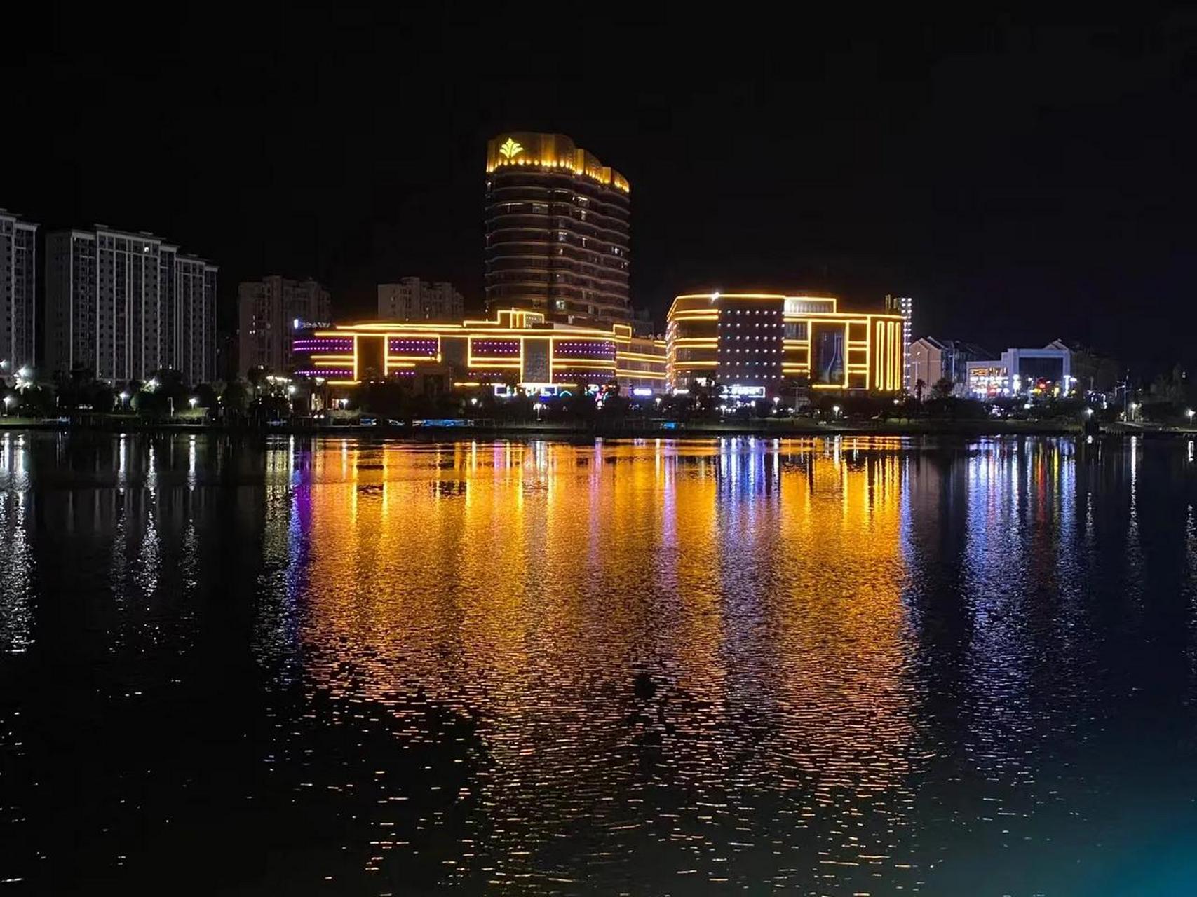 鹰潭市余江区金怡广场的夜景可谓是美得不要不要的!