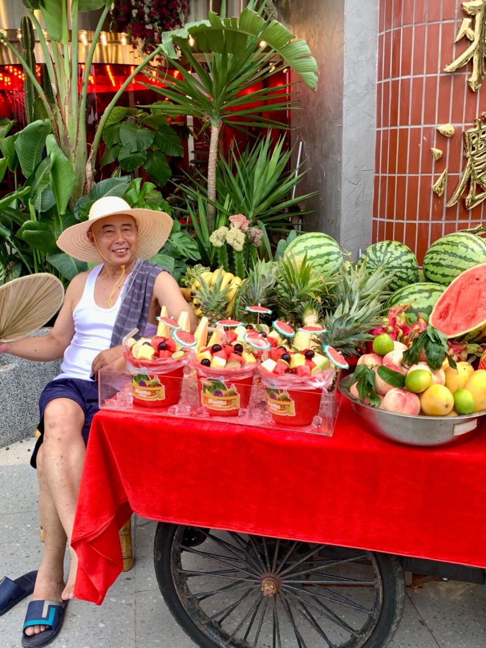 偶遇卖西瓜的可爱老爷爷91 水果桶里满满的西瓜91,柠檬93,菠萝