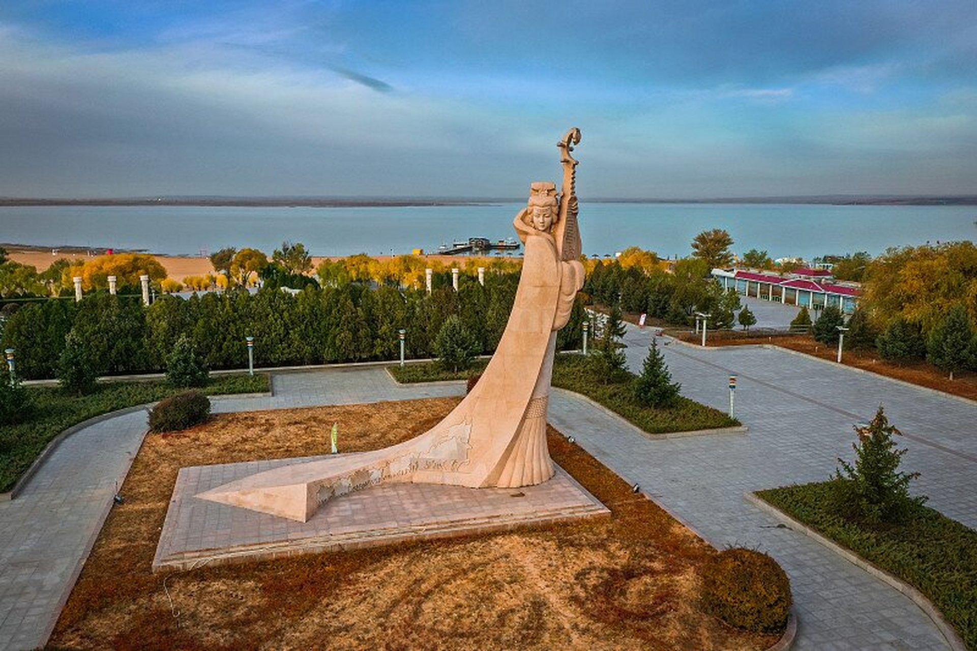 红碱淖——"昭君出塞"泪成神湖90 红碱淖位于陕西省神木市境内,是