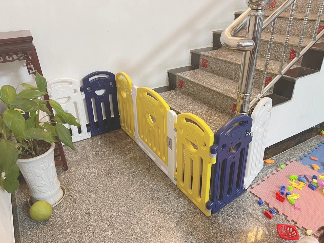 为了防止宝宝爬楼梯,出此下策