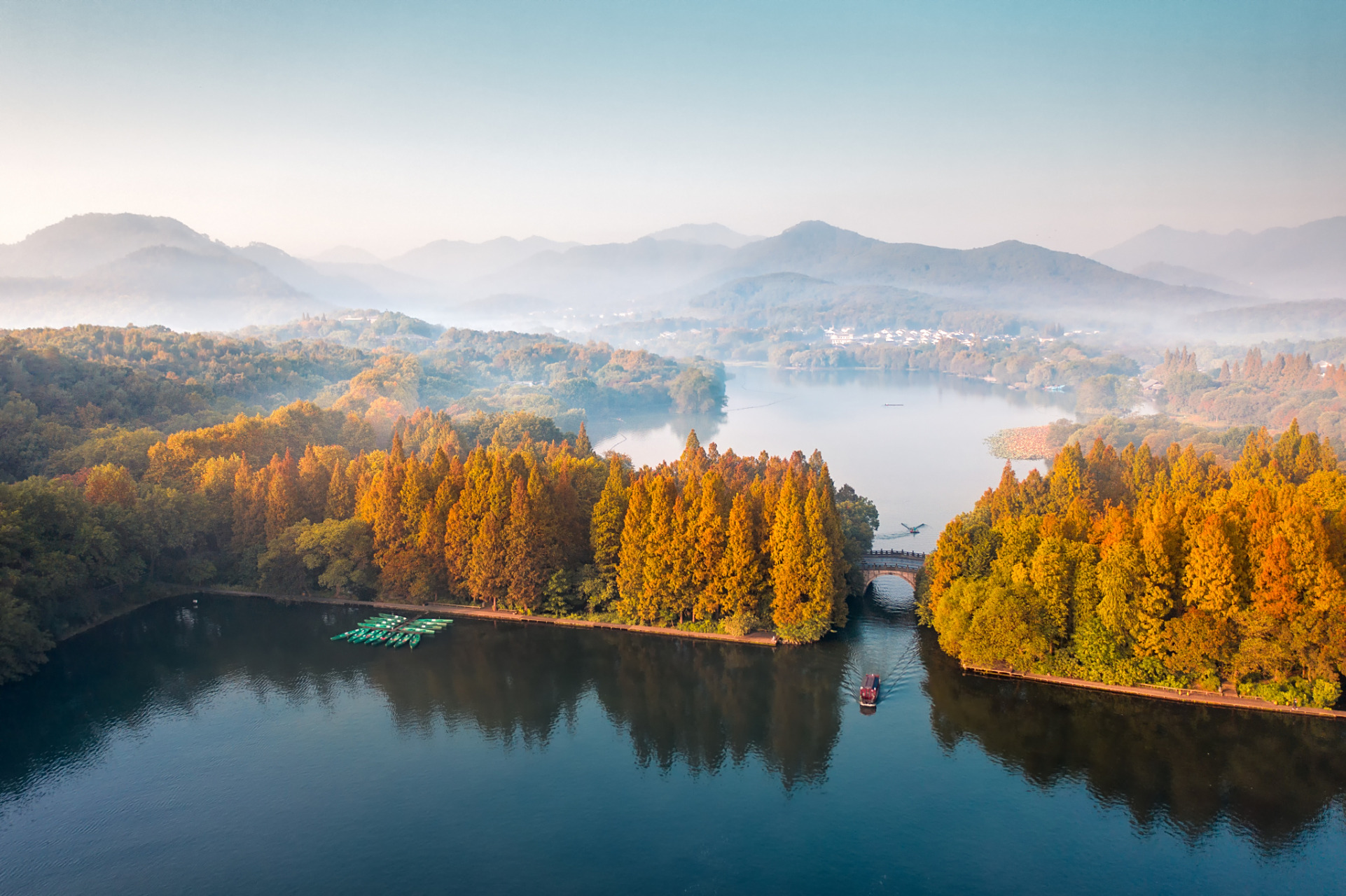 92#西湖航拍似绝美水墨画#湖面上,薄雾缭绕,仿佛给西湖披上了一层