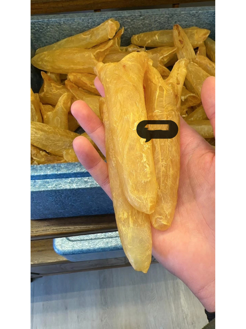 花胶就是鱼肚,是各类鱼鳔的干制品,在临床中,花胶能够补肾益精,滋养