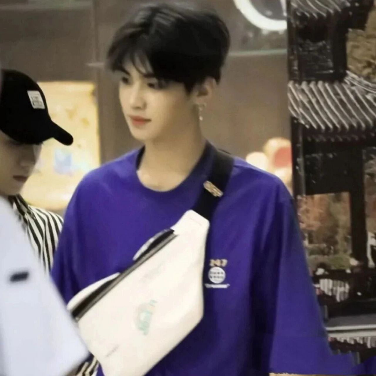 黄明昊神图 "我张开双臂拥抱红尘,我热爱我的年纪,我热爱吹乱我头发的