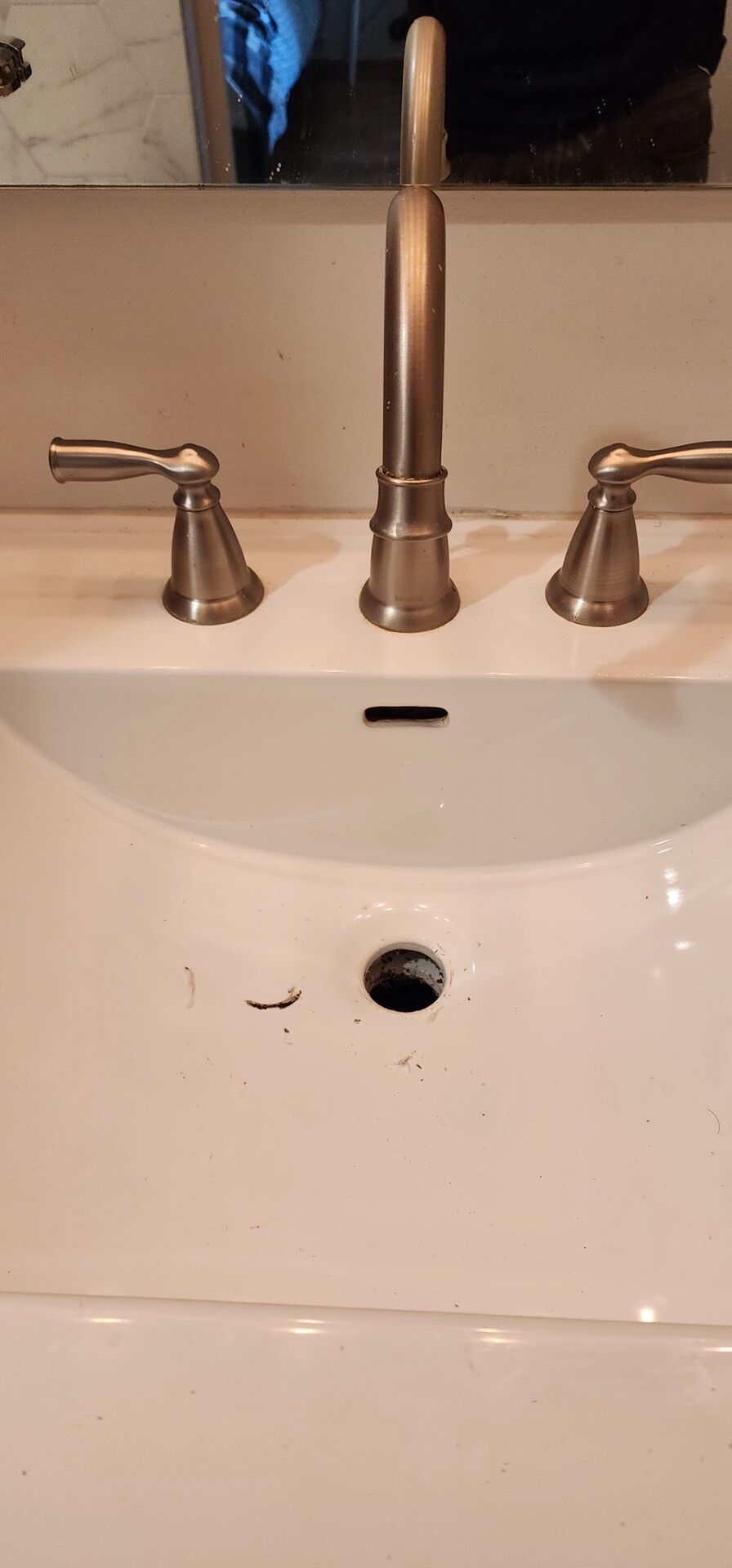 洗脸池水龙头更换 旧龙头不是那么好拆下来