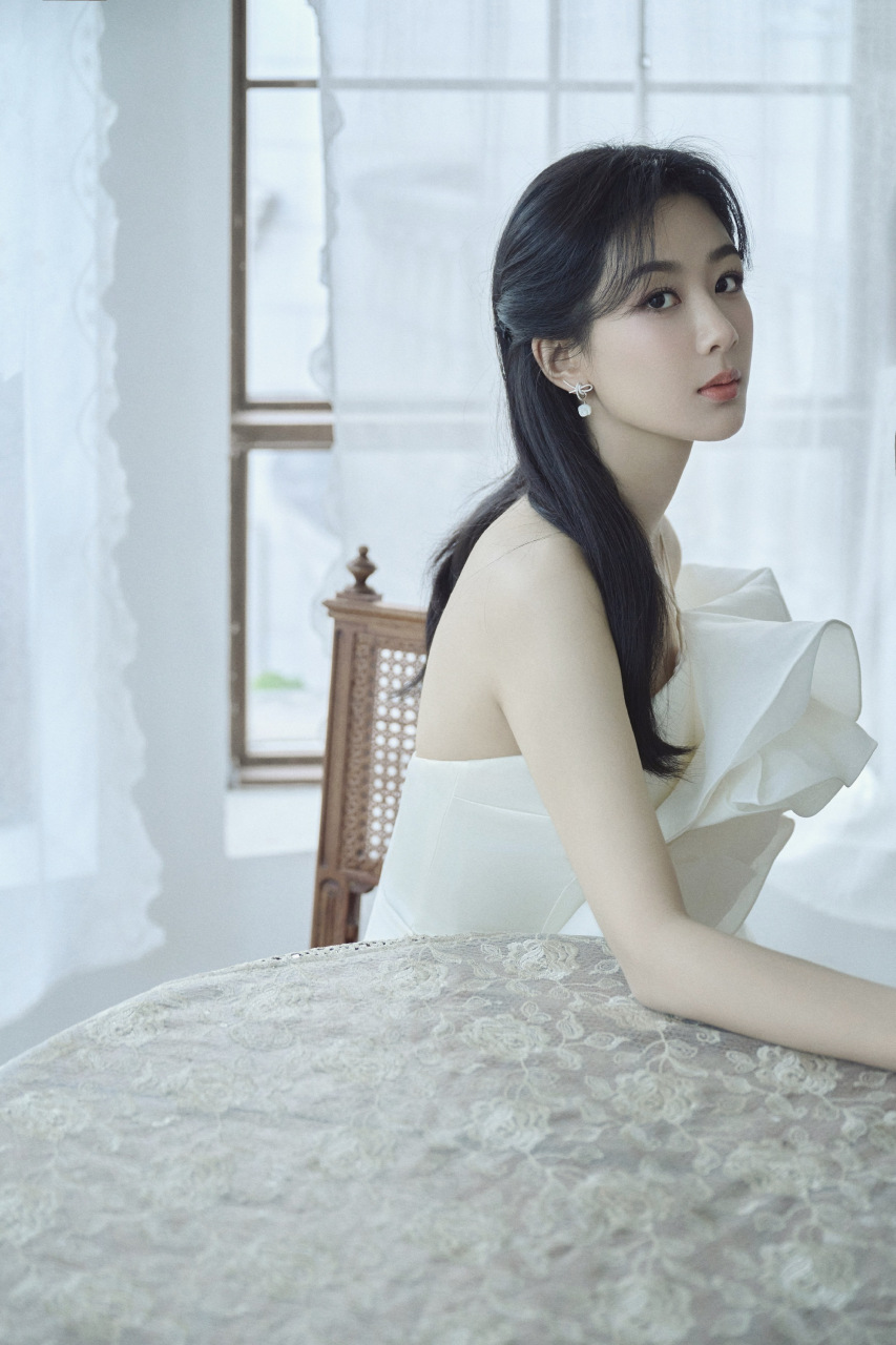 杨紫,白色纱裙轻柔,摇曳静谧