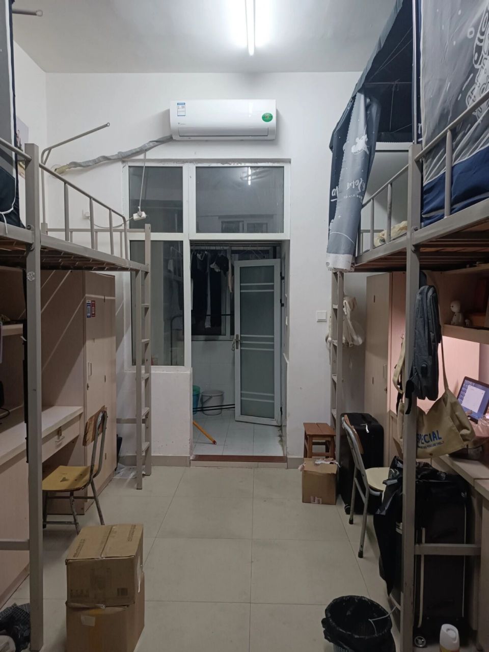 21年单招进来的,经管学院男生都是四人寝,22届男生宿舍大部分四根六