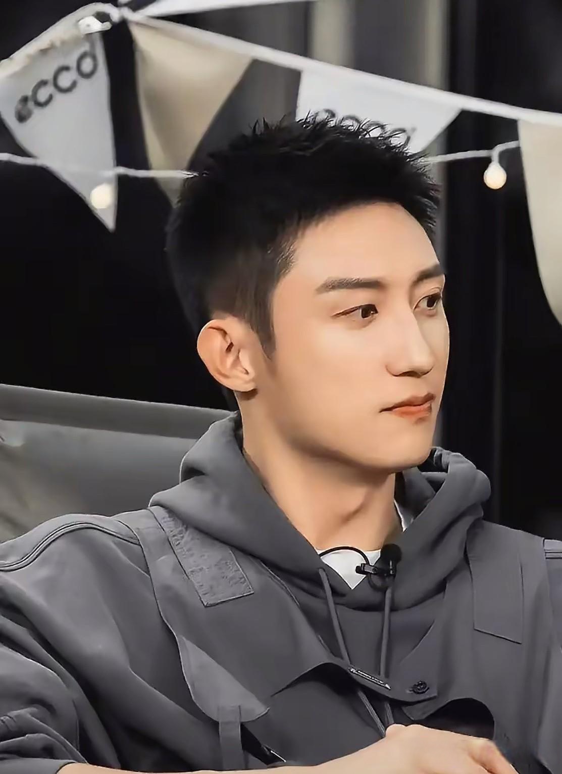 黄景瑜很喜欢吃各种夜宵,也不担心发胖,他一般锻炼很久