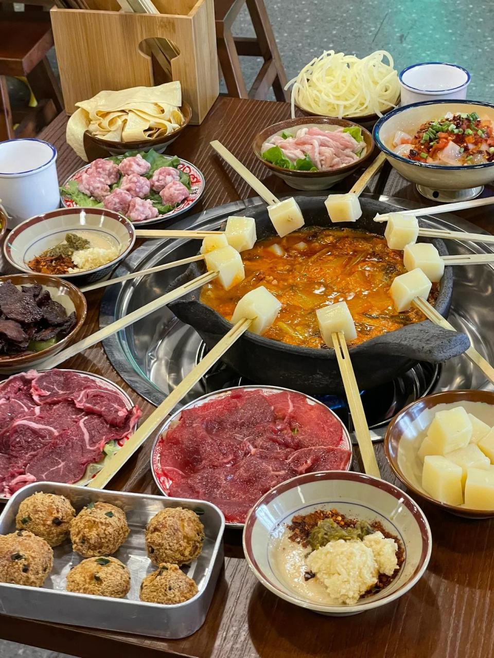 在成都隔三差五就想吃的酸汤夺夺粉火锅!