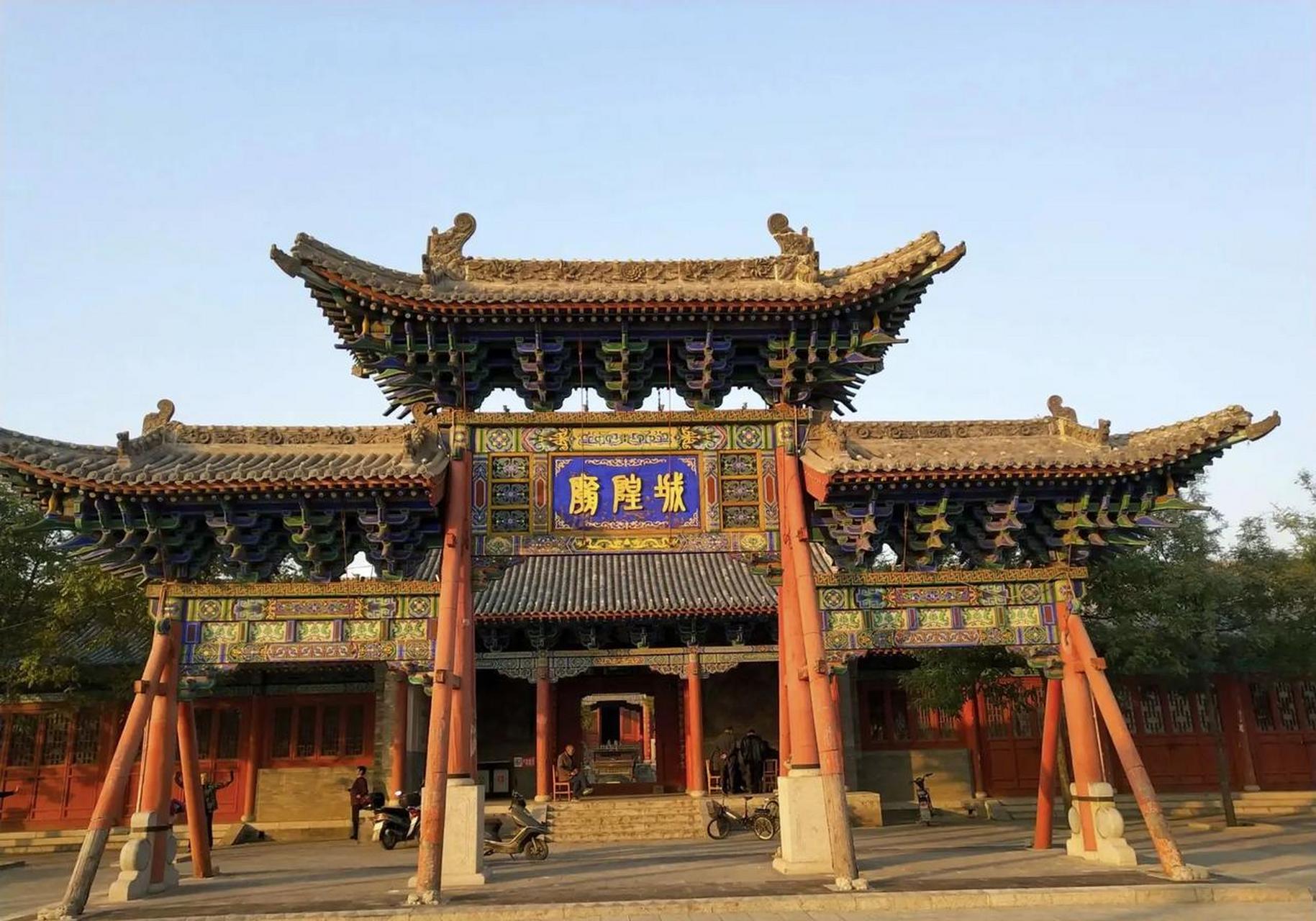 可以去新绛城隍庙游玩,古色古香,让你流连忘返.