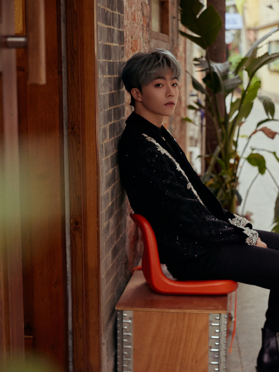 陈立农超话 街头巷尾 砖红草绿 稍等音乐声起时 让风的喧嚣都变成我们