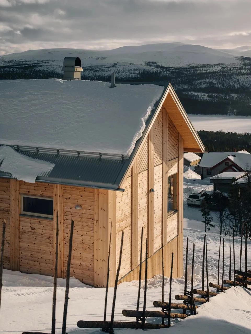 建筑分享78雪山顶的小木屋,冰冷世界温暖空间 这座山顶度假屋坐落于