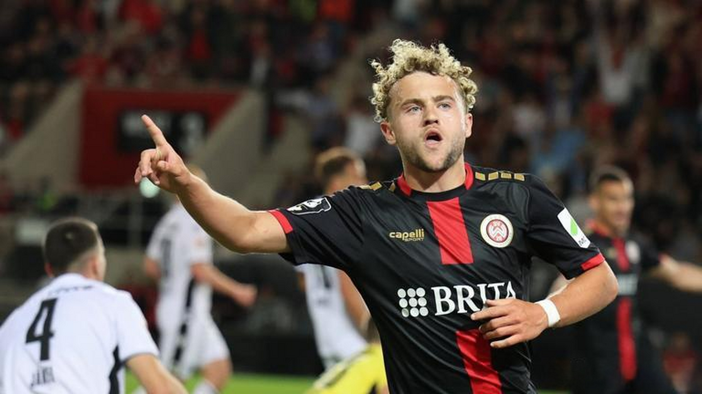 德乙升降级附加赛,韦恩-威斯巴登主场4-0狂虐比勒费尔德,一只脚迈入