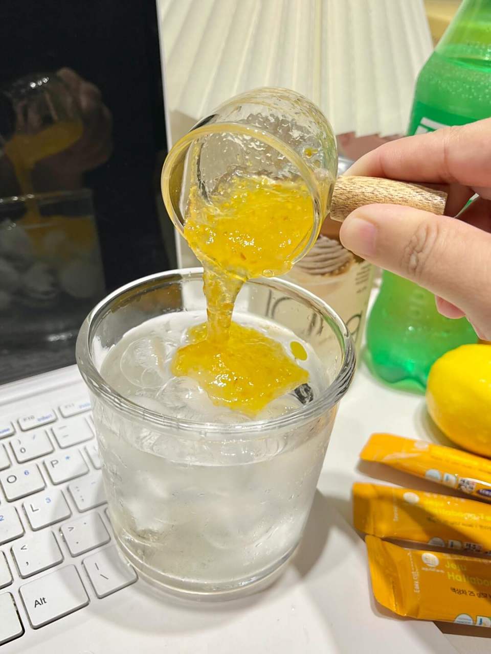 柚子和蜂蜜一起吃(柚子和蜂蜜一起吃有什么作用)