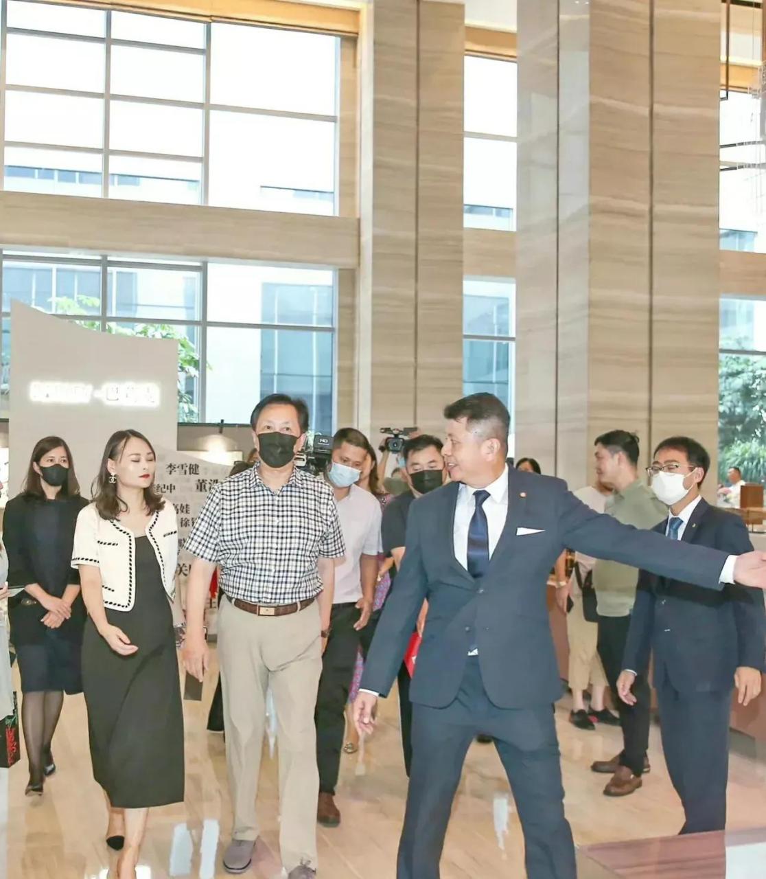 70岁的唐国强不简单,曾经做过挖掘机广告,如今写毛笔字也如此洒脱,收