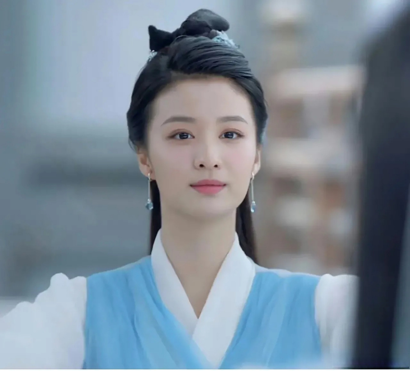 任敏和王楚然穿着同样的衣服,梳着同样的发髻,王楚然属于很传统的美女