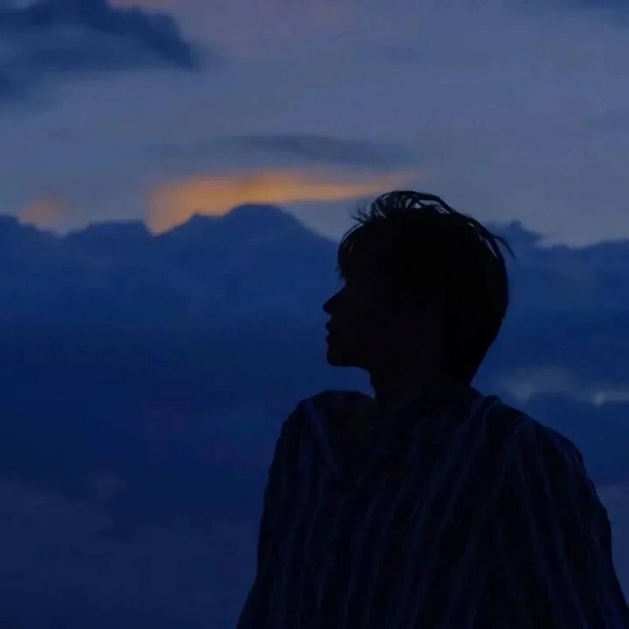 忧郁伤感风男头,今天也要帅帅酷酷的 全集原图 往期壁纸/头像 可在v.