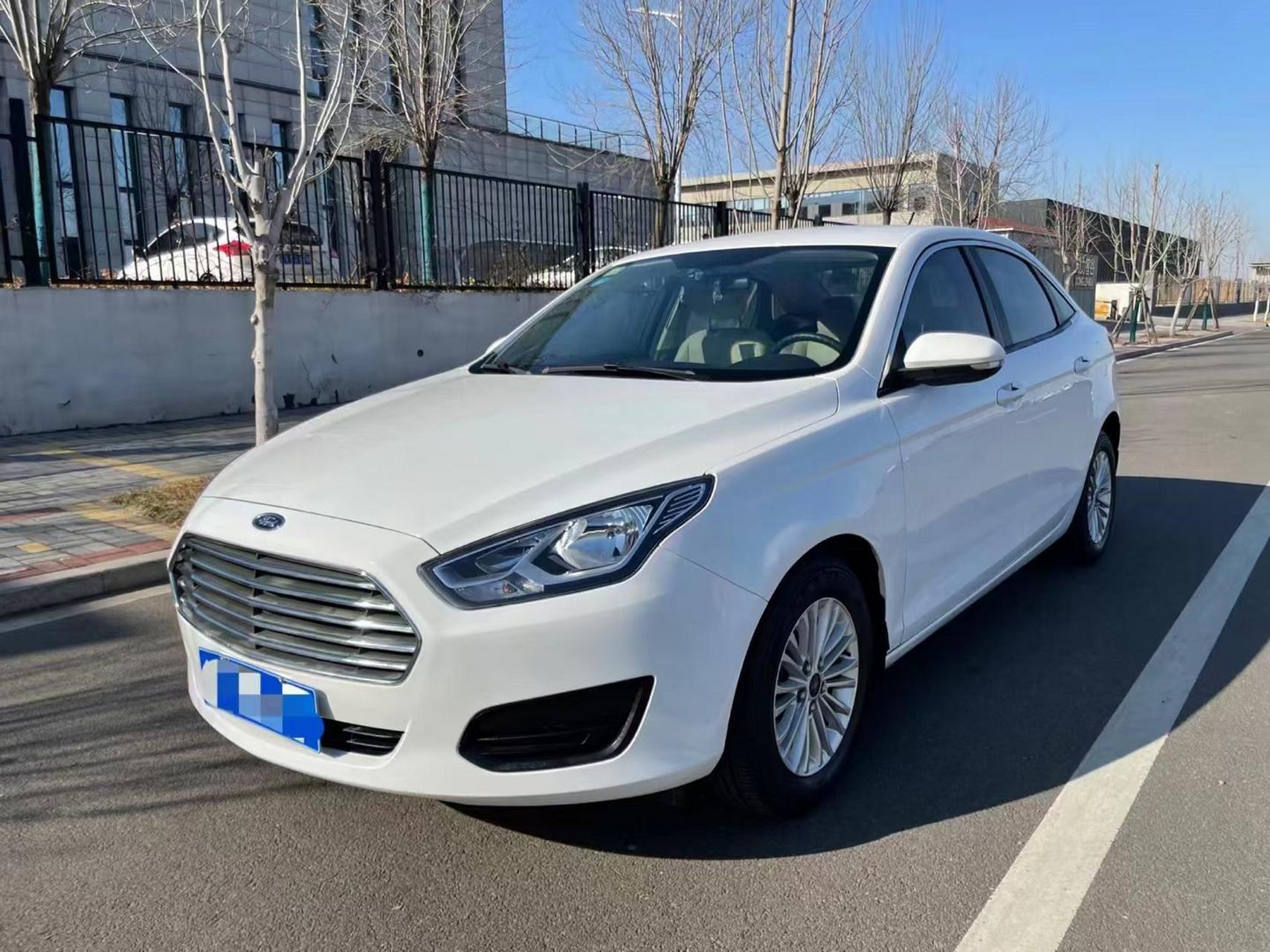 5手动挡福睿斯,本地老板一手车,实表六万多公里,四条原厂轮胎,两件