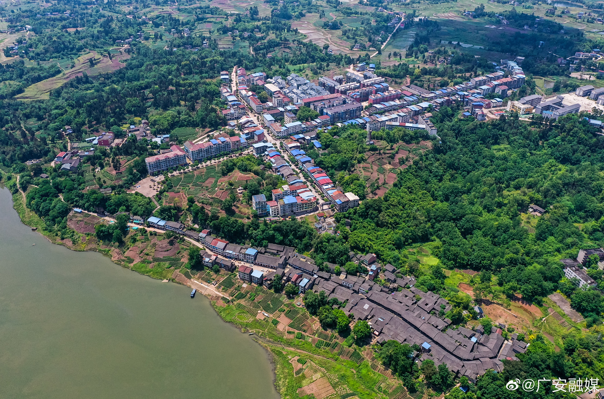 广安# 渠江从渠县蜿蜒而来,流经广安区肖溪镇肖家溪社区,形成一道