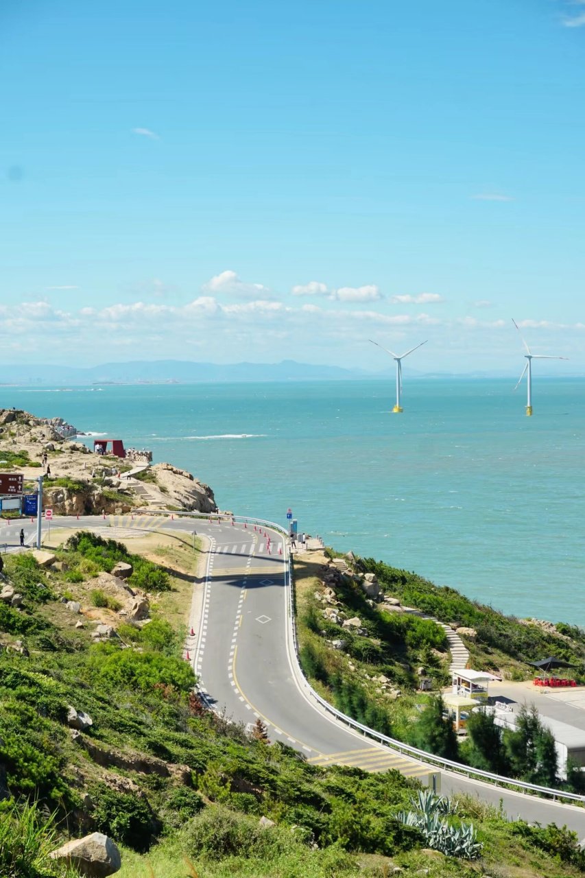 这里是平潭北部湾生态廊道 在这边有山, 风车,沙滩,大海,公路,是一处
