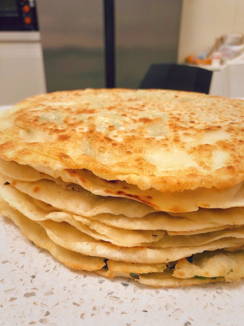 调馅:韭菜少许(控水切碎)鸡蛋放适量盐,在锅