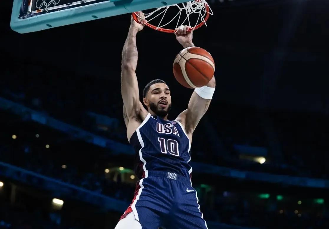 图图,塔图姆在对阵塞尔维亚的比赛里再次遭到弃用 和哈里伯顿两人坐了