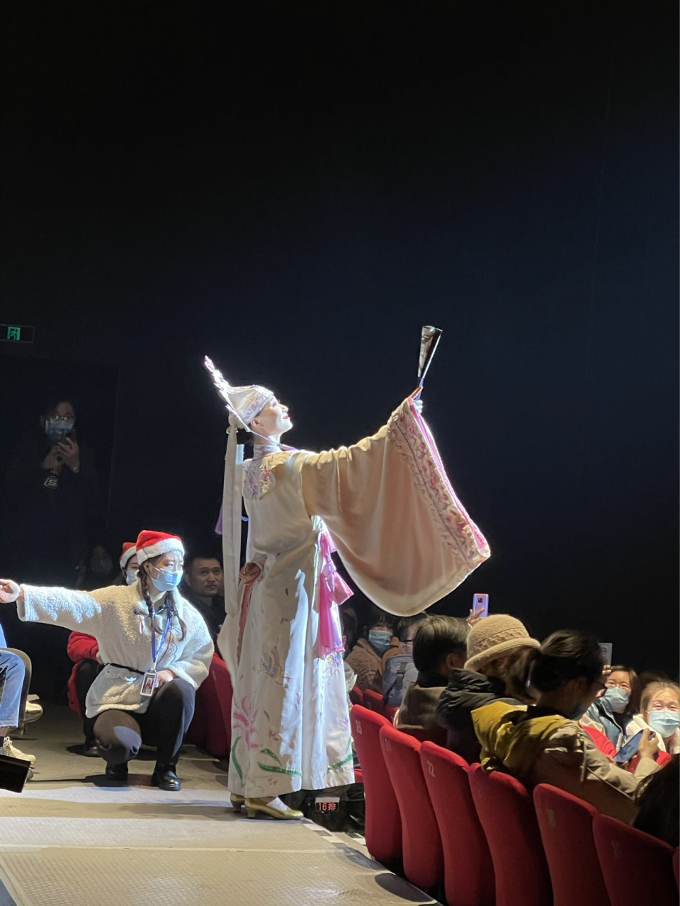 杭州宋城千古情,就是看演出为主,美食一般般,汉服写真可以考虑!
