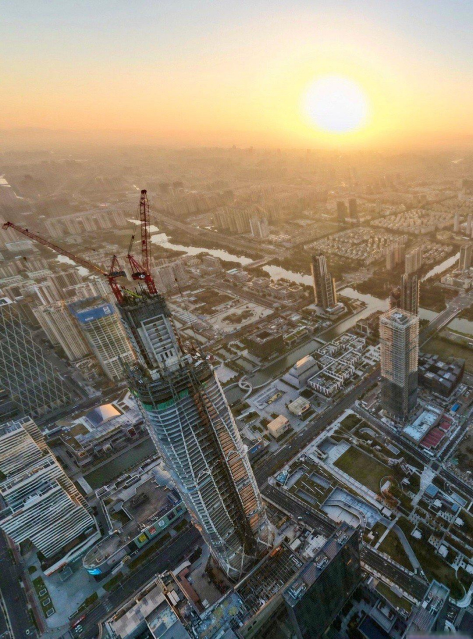 409米的宁波中心大厦核心筒高度已超过333.36米,超过温州世贸中心333