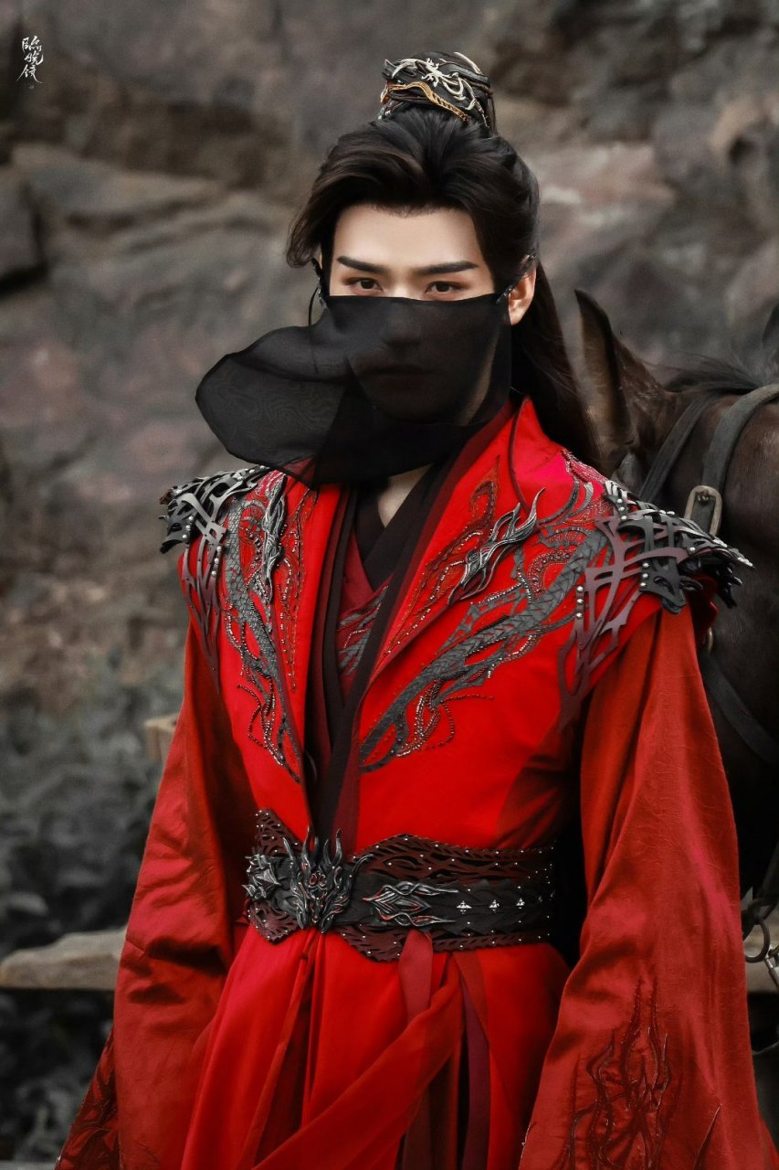 龚俊红衣黑面纱#龚俊《暗河传》新路透来啦,红衣黑面纱造型,好帅的少